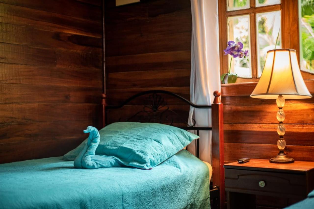 Hotel Tierra Verde Bed And Breakfast โบกัสทาวน์ ภายนอก รูปภาพ